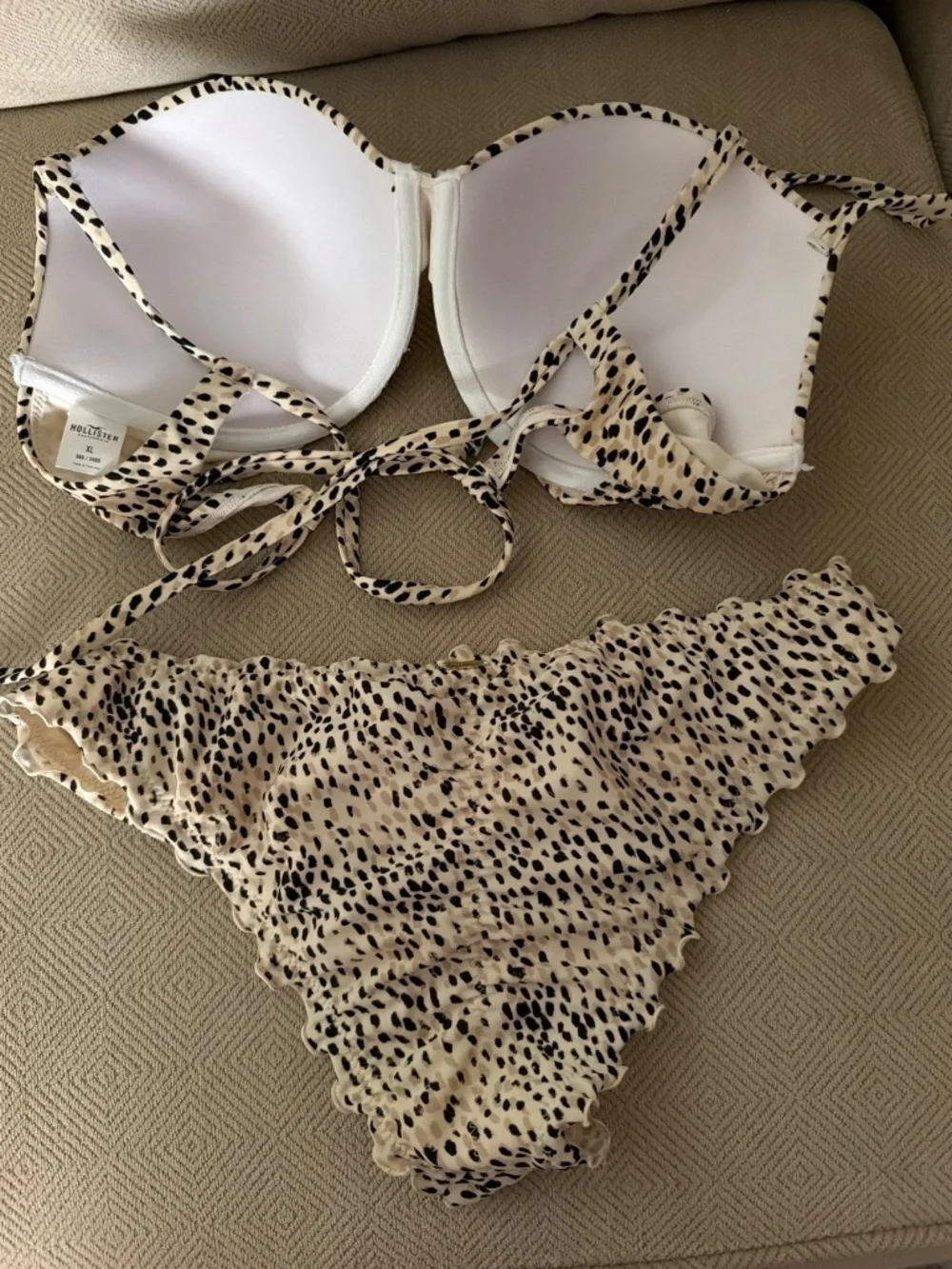 Hollister Bathing Suit - Great Condition - XL(36D/34DD) Top —— Medium Bottom
